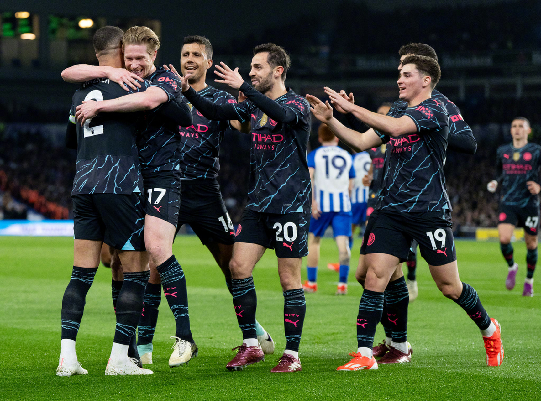 关于曼城英超战胜埃弗顿德布劳内助攻建功的信息